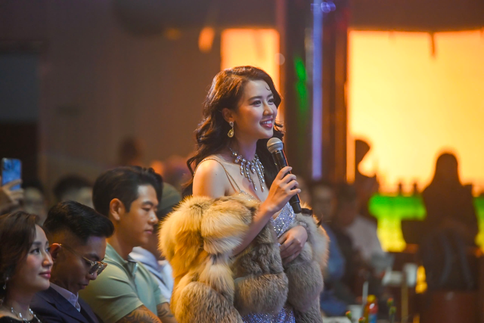 Quyên Qui lộ rõ niềm vui khi có mặt trong ngày đặc biệt của Hà An Huy. Ảnh: BTC