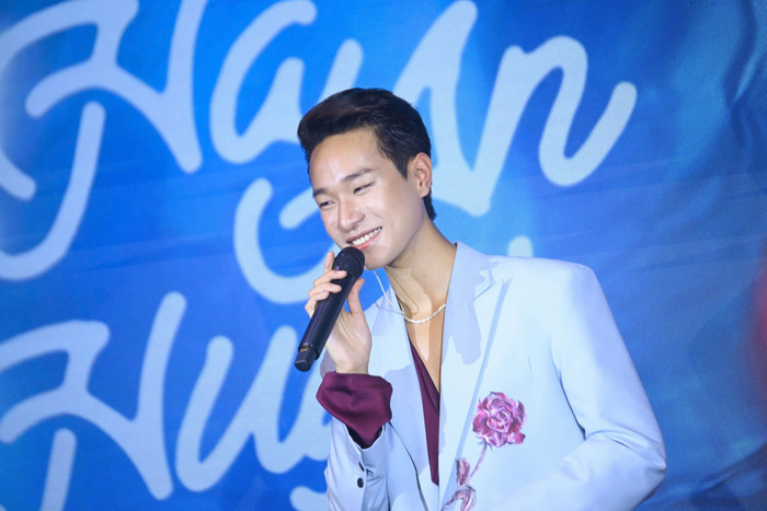 Hà An Huy bảnh bao trong bộ vest lịch lãm.