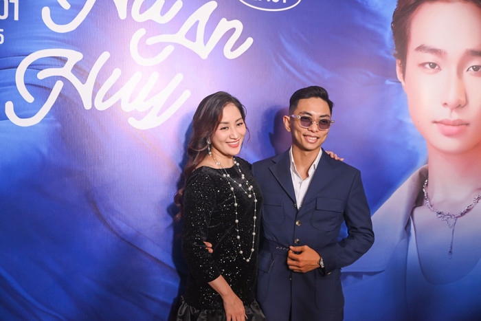 Vợ chồng Khánh Thi - Phan Hiển sánh đôi trong sự kiện ra mắt EP đầu tay của Hà An Huy.
