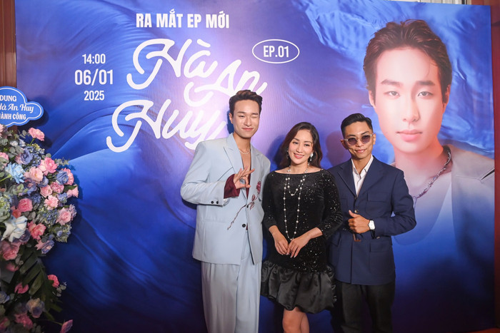 Khánh Thi diện váy ngắn, song hành cùng ông xã đến sự kiện ra mắt EP đầu tay của Hà An Huy. (Ảnh: BTC)