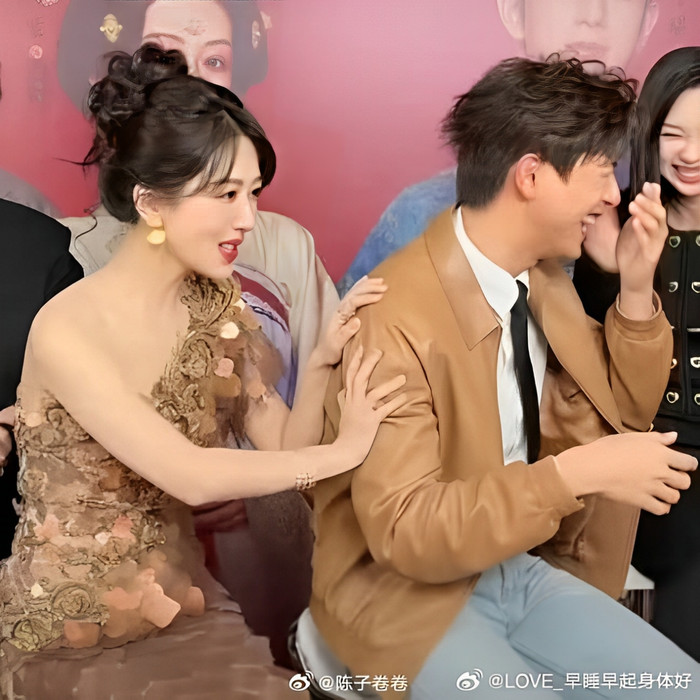 Cả hai không ngại thể hiện tình cảm tốt đẹp trên sóng livestream.