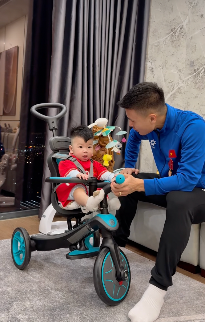 Quang Hải khen con trai chóng lớn, ăn dặm giỏi và ngoan.