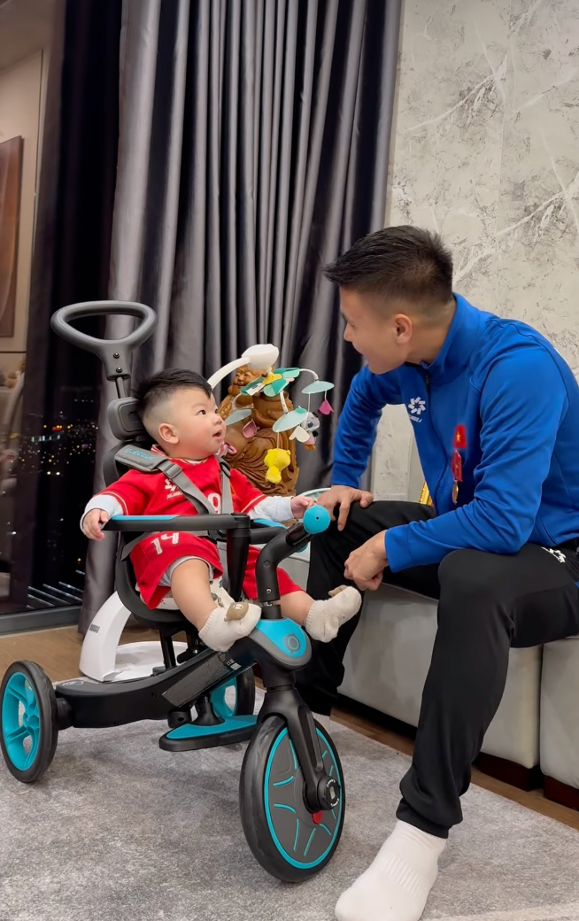 Quang Hải về đoàn tụ cùng xa đình sau nhiều ngày xa cách. (Ảnh chụp màn hình)