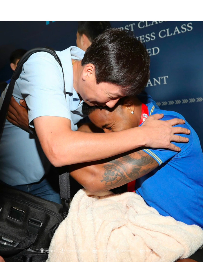 Theo thông tin từ bệnh viện chuẩn bị làm phẫu thuật cho Nguyễn Xuân Son, tiền đạo tuyển Việt Nam đã mong được gặp vợ. Ảnh: VFF