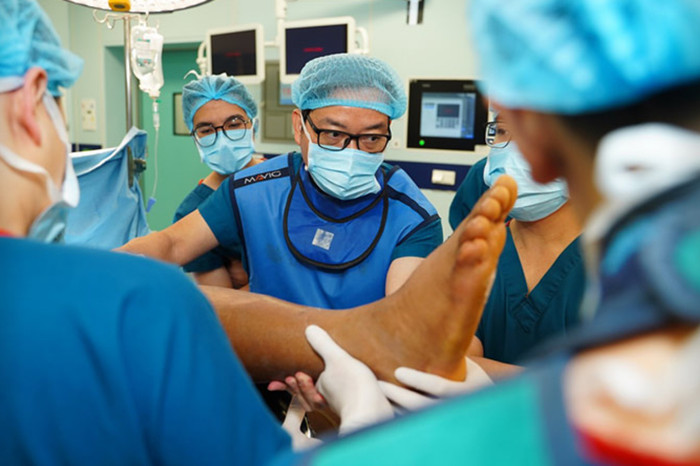 Các bác sĩ tiến hành phẫu thuật cho tiền đạo Nguyễn Xuân Son. Ảnh: Vinmec