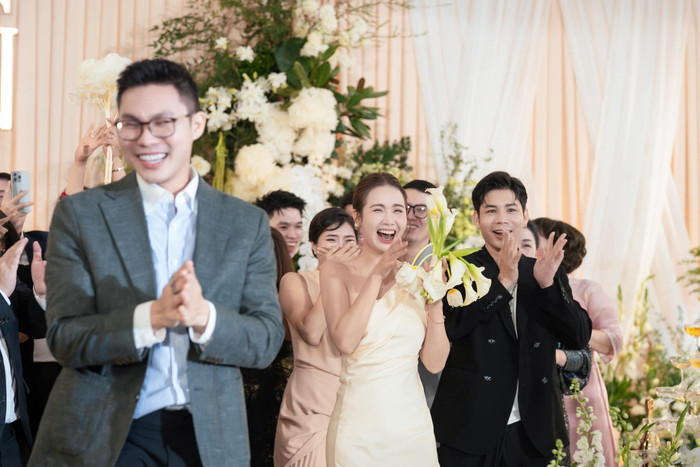 Huyền Lizzie bắt được hoa cưới. Ảnh: FBNV