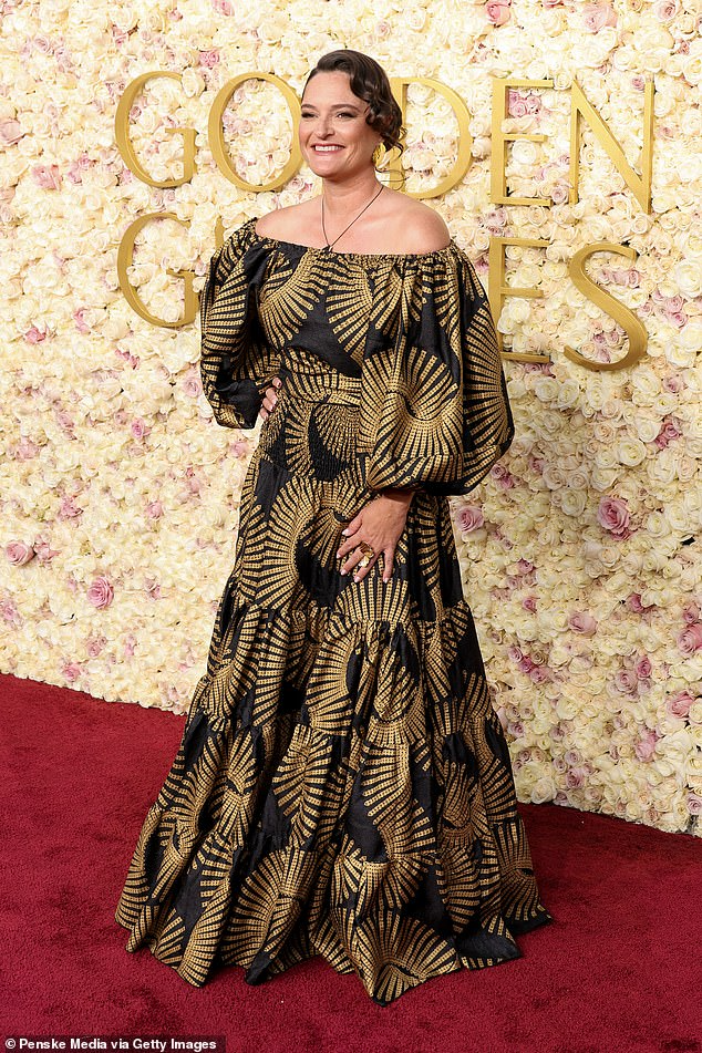 Đạo diễn Dana Ledoux Miller bỏ lỡ dấu ấn thời trang trong chiếc váy bồng bềnh họa tiết đen vàng. 