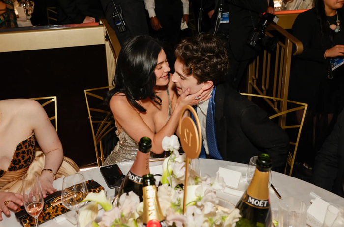 Kylie Jenner ngồi yên một vị trí, không rời khỏi bàn tiệc. (Ảnh: Page Six)