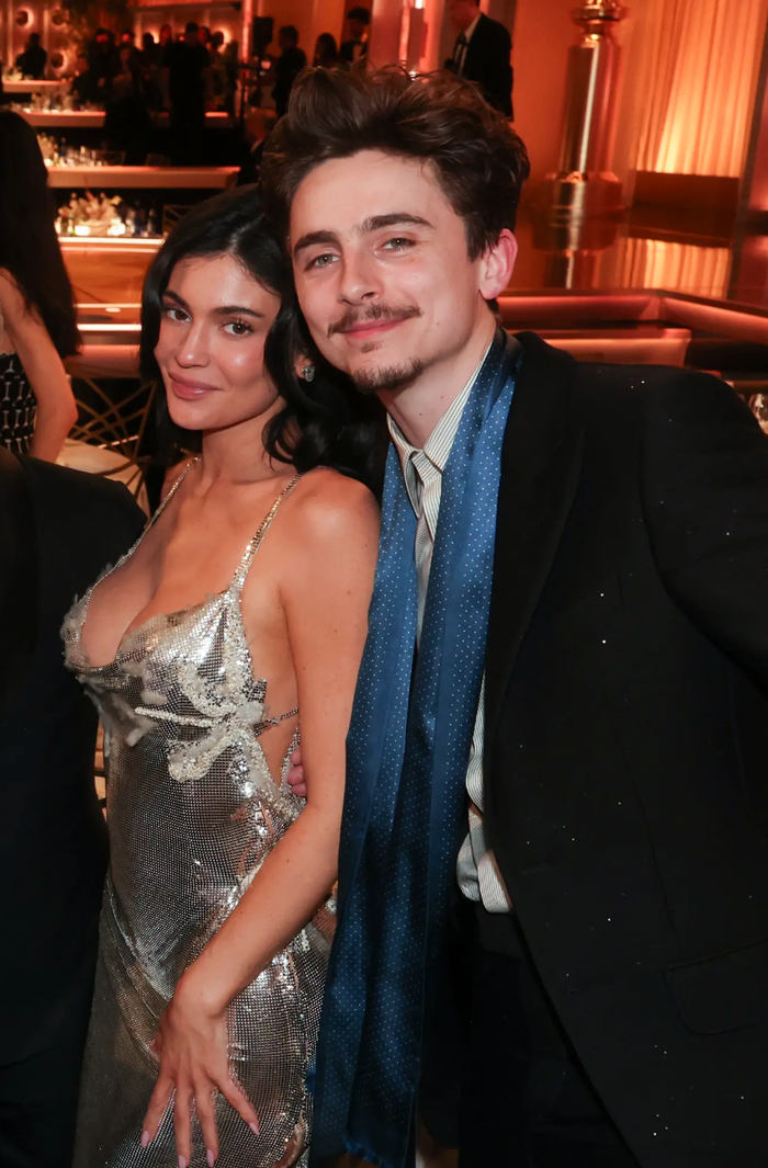 Trong một số góc chụp, Kylie Jenner để lộ dấu hiệu tăng cân, vóc dáng và gương mặt thiếu thon gọn. (Ảnh: Page Six)