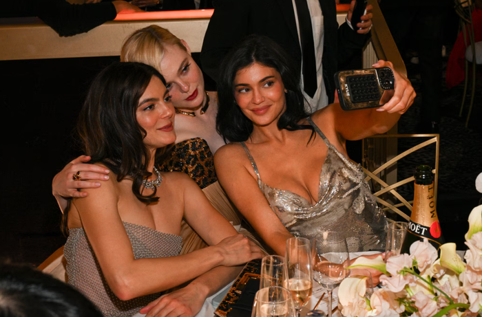 Kylie Jenner không sải bước tại thảm đỏ Quả cầu vàng 2025. (Ảnh: E News)