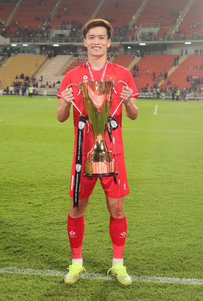 Hoàng Đức vui mừng chụp ảnh cùng chiếc cup vô địch AFF Cup 2024. (Ảnh: FBNV)
