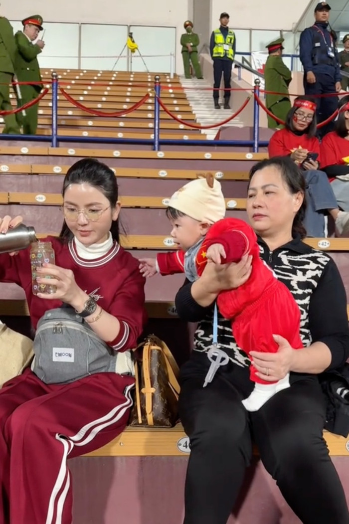 Đi cổ vũ chồng thi đấu, Chu Thanh Huyền không quên nhiệm vụ 'mẹ bỉm'