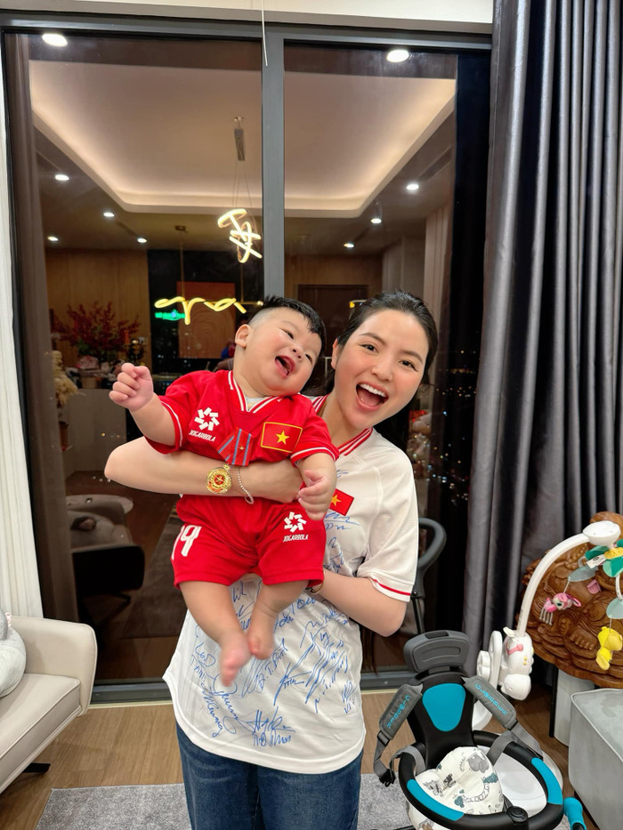 Biểu cảm đáng yêu của hai mẹ con Chu Thanh Huyền và em bé Lido