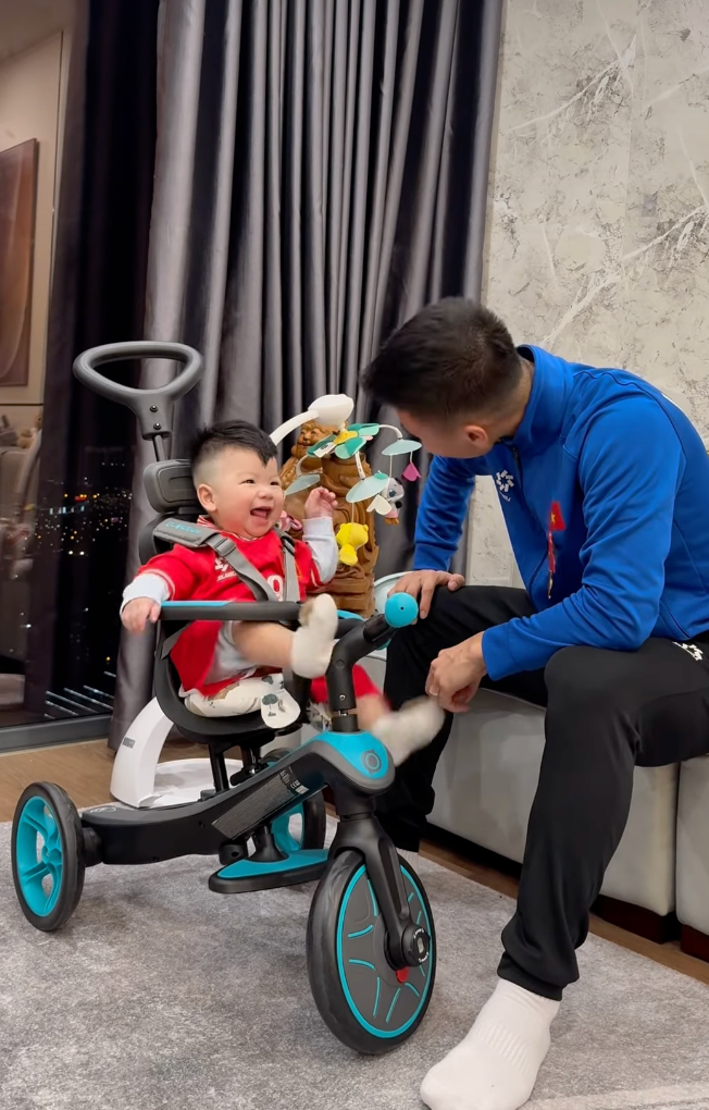 Anh liên tục trò chuyện đầy âu yếm với con trai