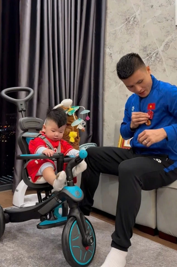 Quang Hải khoe Huân chương Lao động hạng Ba với con trai.