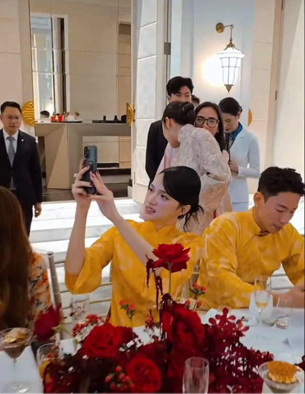 Hương Giang và tình tin đồn diện áo đôi đến buổi lễ đặc biệt của 2 người bạn thân thiết. (Ảnh Missvietnam)