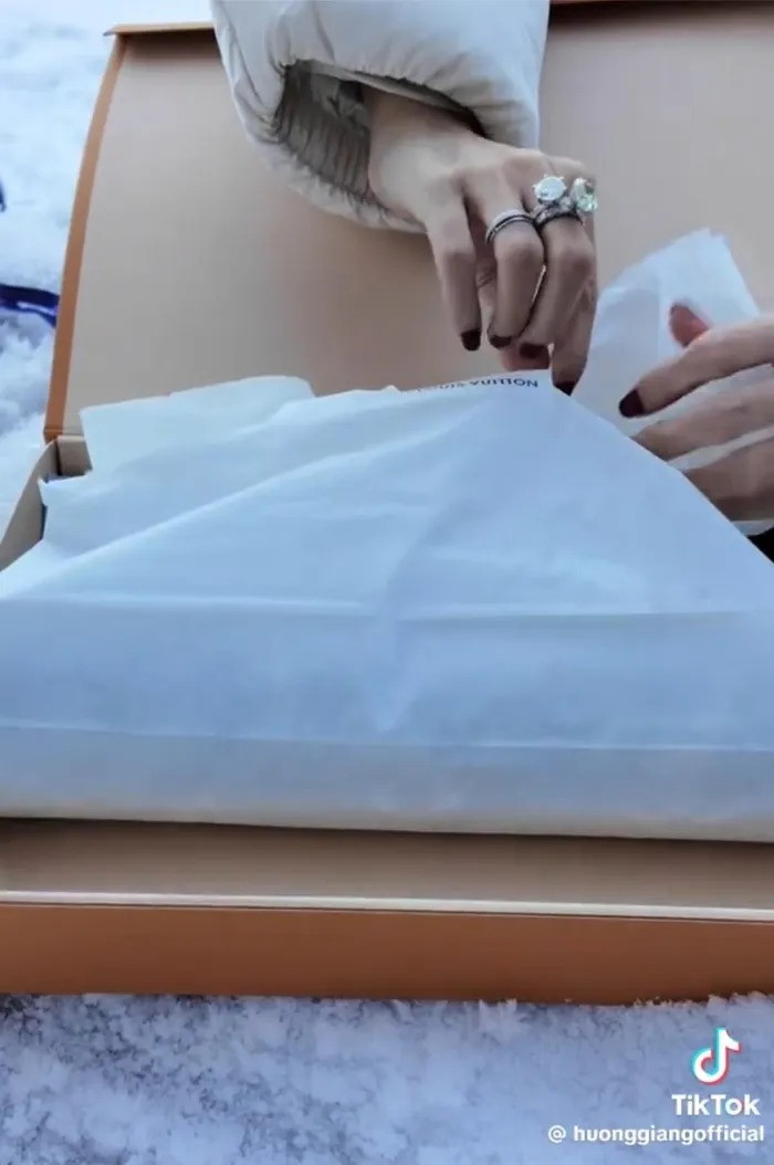 Phú Cường - Hương Giang diện khăn đôi, đeo nhẫn đôi. (Ảnh FBNV)