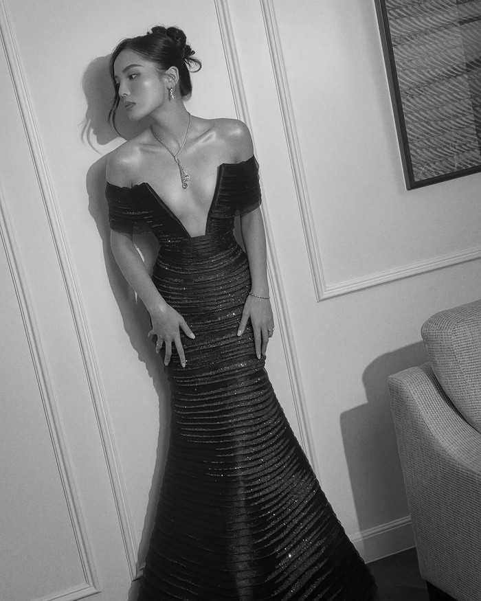 Vừa qua, Hoa hậu Kỳ Duyên bất ngờ trở thành 'cơn sốt' khắp các diễn đàn mạng xã hội với tạo hình táo bạo khi đi dự một sự kiện. Đương kim Miss Universe Vietnam dường như vẫn nắm vững vị thế người đẹp ra dáng fashionista nhất nhì Vbiz. Bởi lẽ, Hoa hậu Kỳ Duyên khá nhanh nhạy trong việc hoà nhập trào lưu thời trang xẻ sâu, không nội y đang thịnh hành trên thế giới. Hoa hậu Kỳ Duyên khoác trên người mẫu váy trễ nải ngang vai, được tạo điểm nhấn bằng chi tiết xếp ly theo chuyển động tròn. Thiết kế này còn khoét rộng hình chữ V ngay ngực. Hoa hậu Kỳ Duyên khéo léo khoe đôi 'gò bồng đảo' đẫy đà cùng bờ vai trần nuột nà. (Ảnh: FBNV)