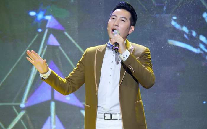 Đi diễn ngày Tết, nam ca sĩ Việt nhận được tin nhắn 'từ mặt' của gia đình Ảnh 2