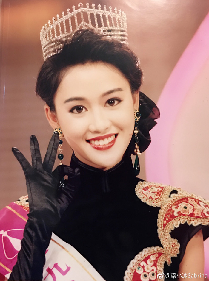 Lương Tiểu Băng tại cuộc thi Hoa hậu Hong Kong 1990.