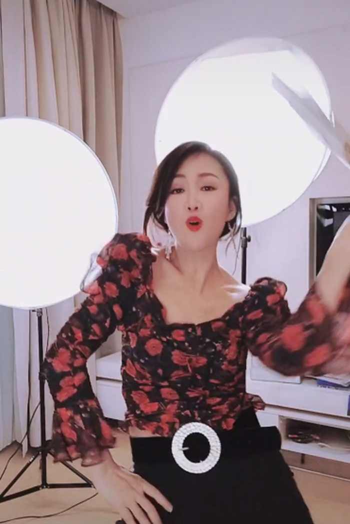 Ngoài đi đóng phim, cô còn phải livestream kiếm tiền.