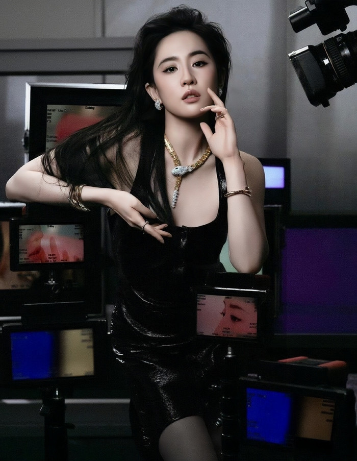 Dù vị thế không kém cạnh nhưng dàn mỹ nhân 85 vẫn có cái nhìn khác biệt về Triệu Lệ Dĩnh và Lưu Diệc Phi.