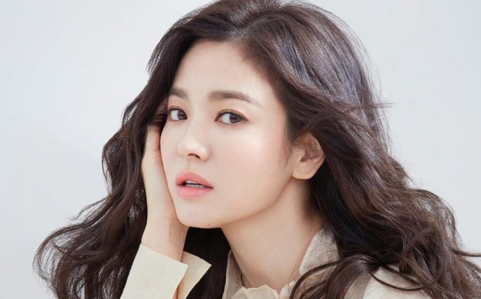 Song Hye Kyo lộ ảnh thân thiết bên mỹ nam đình đám U60 trong show quảng bá phim mới, danh tính gây bão Ảnh 2