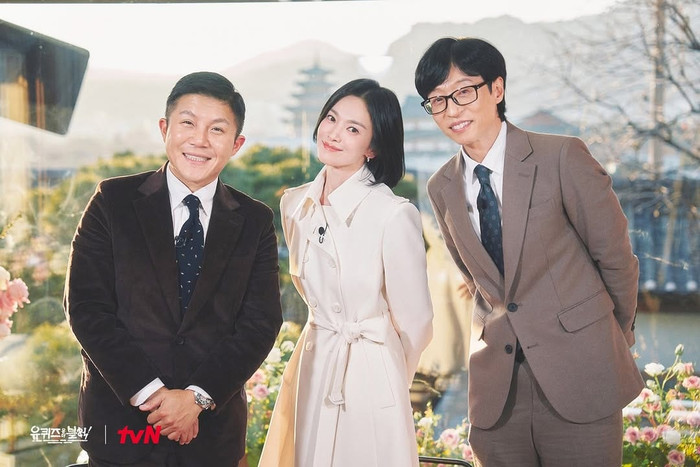 MC quốc dân Yoo Jae Suk (ngoài cùng bên phải) phong độ bên Song Hye Kyo.