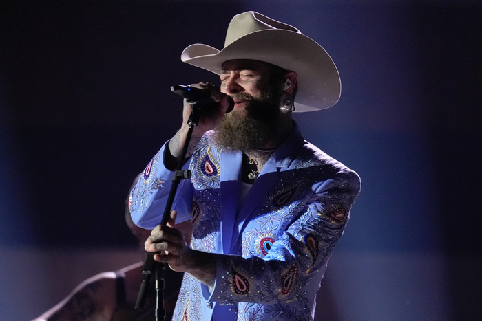 Đi làm ngày lễ, người mẹ đơn thân được nam ca sĩ tặng nửa tỷ tiền boa Ảnh 3