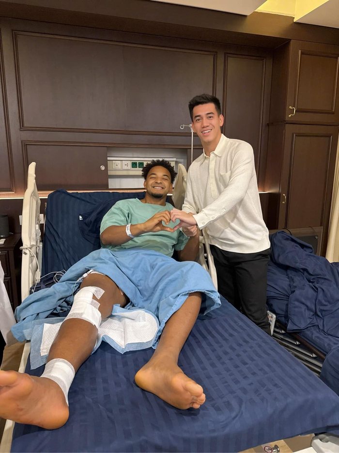 Tiến Linh đến bệnh viện thăm Nguyễn Xuân Son sau khi cầu thủ người Brazil vượt qua thành công ca phẫu thuật xương ống đồng. Ảnh: FBNV