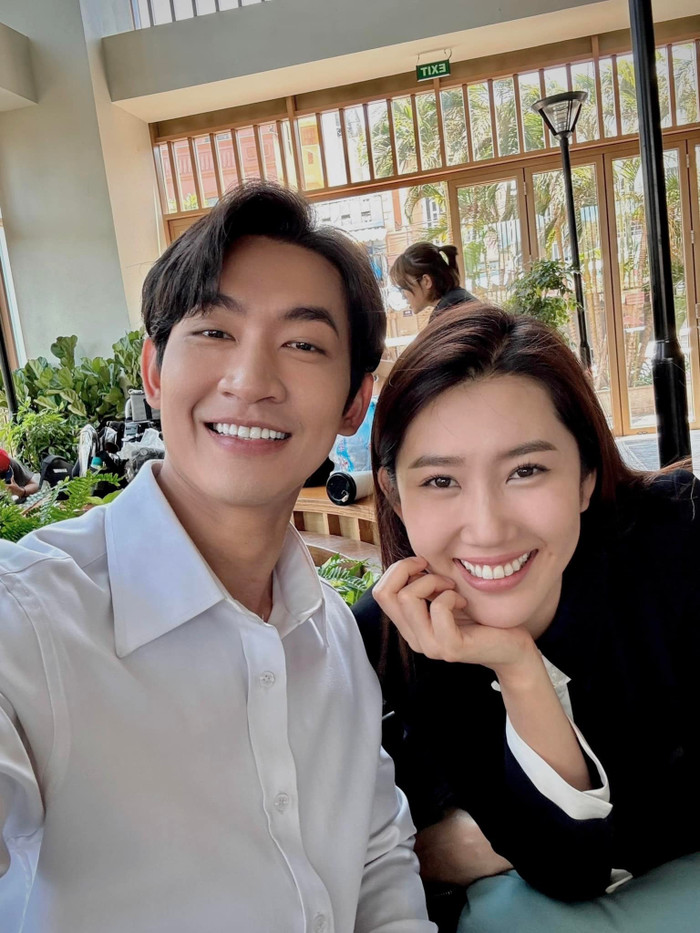 Thúy Ngân và Võ Cảnh thân thiết trong hậu trường bộ phim.