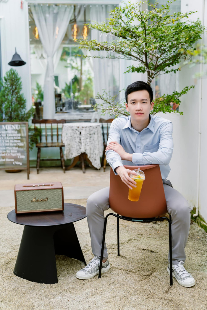 Thi thoảng, người hâm mộ bắt còn gặp hình ảnh một Hoàng Đức đầy nét thư sinh trong bản phối sơ mi đơn sắc và quần tây ống suông. Khi xuống phố, chân sút quê Hải Dương yêu thích diện giày sneaker cổ ngắn. Mẫu mã này vừa đảm bảo tính năng động vừa có độ thoải mái khi di chuyển trong thời gian dài.