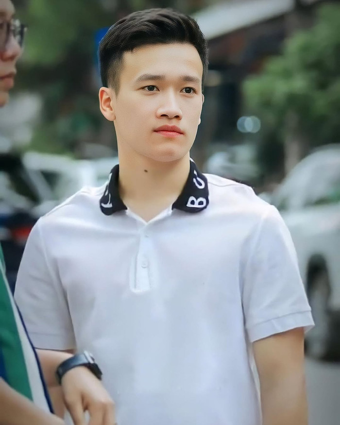 Trên các diễn đàn thể thao và giải trí xứ sở chùa Vàng, cổ động viên hết lời khen ngợi vẻ ngoài điển trai của Hoàng Đức. Anh được khán giả ví như nam thần bởi khuôn mặt góc cạnh nam tính cùng chiều cao chạm mốc 1m85. Trong đó, khoảnh khắc vén áo để lộ cơ bụng săn chắc của chàng cầu thủ tuyển Việt Nam đã nhận được hơn 100 nghìn lượt tương tác.