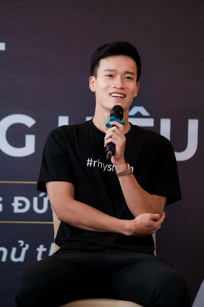 Khi không tham gia thi đấu, Hoàng Đức ưu tiên lựa chọn trang phục đơn giản, có độ thoải mái. Bộ đôi thiết kế gắn liền với chàng trai 9x thường là áo phông in họa tiết và quần jeans.  