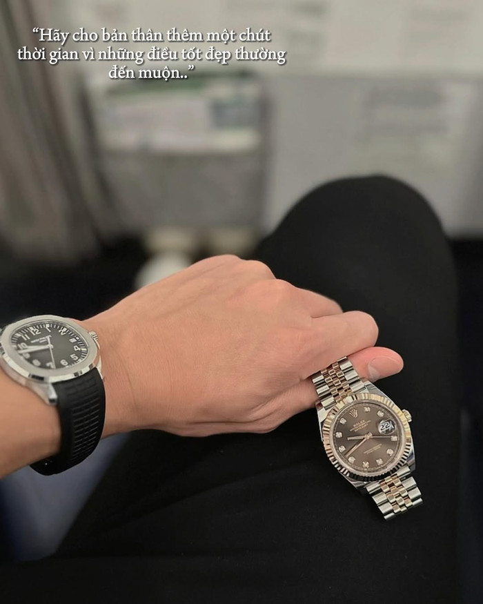 Lượt dòng thời gian có thể thấy, Hoàng Đức có niềm đam mê sưu tầm đồng hồ hàng hiệu. Trong một bài đăng, tiền vệ sinh năm 1998 thích thú khoe ảnh bộ đôi đồng hồ Rolex Datejust 41 và Patek Philippe Aquanaut. Được biết, hai món phụ kiện này có tổng giá trị hơn 2 tỉ đồng.  