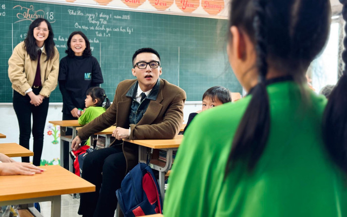 Sơn Tùng M-TP hoá thân thành 'thầy giáo đẹp trai' tại điểm trường Làng Nủ Ảnh 2
