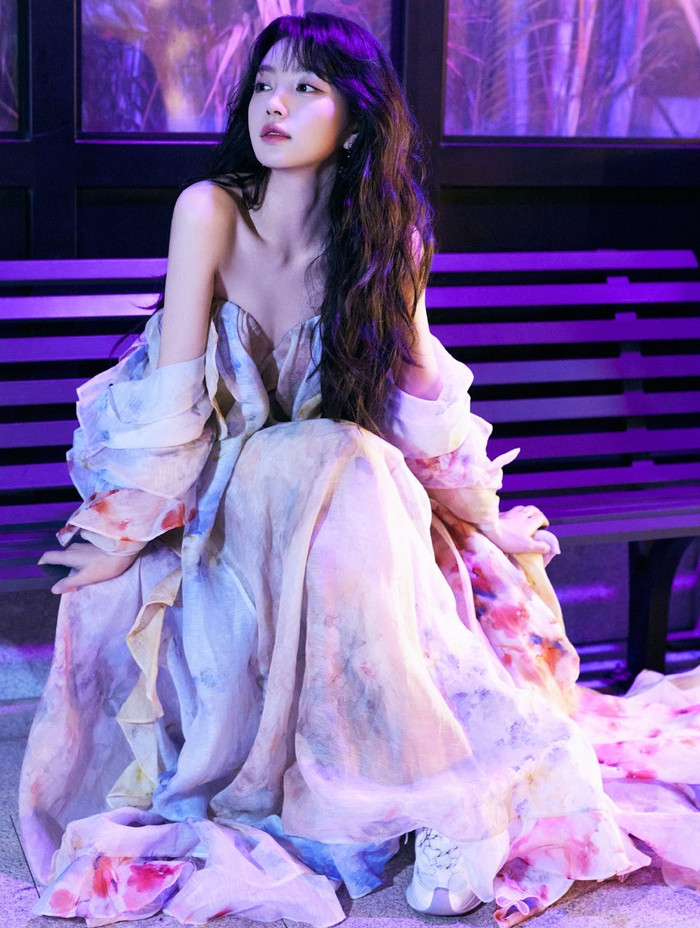 Điền Hi Vi sở hữu vẻ ngoài trong sáng, ngũ quan như búp bê.