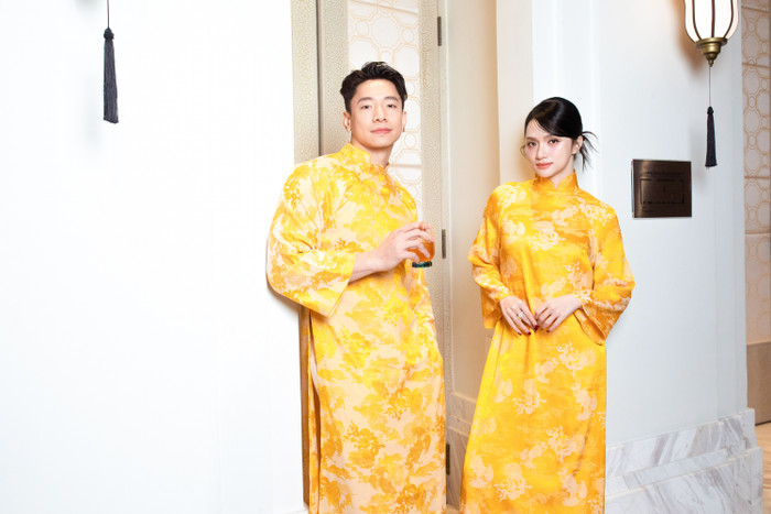 Trong tiệc vui của Adrian Anh Tuấn và Sơn Đoàn, Hoa hậu Hương Giang cũng tranh thủ 'khẳng định chủ quyền' với bạn trai tin đồn Phú Cường. Cặp đôi diện áo dài đôi màu vàng cực kỳ quyền lực. 