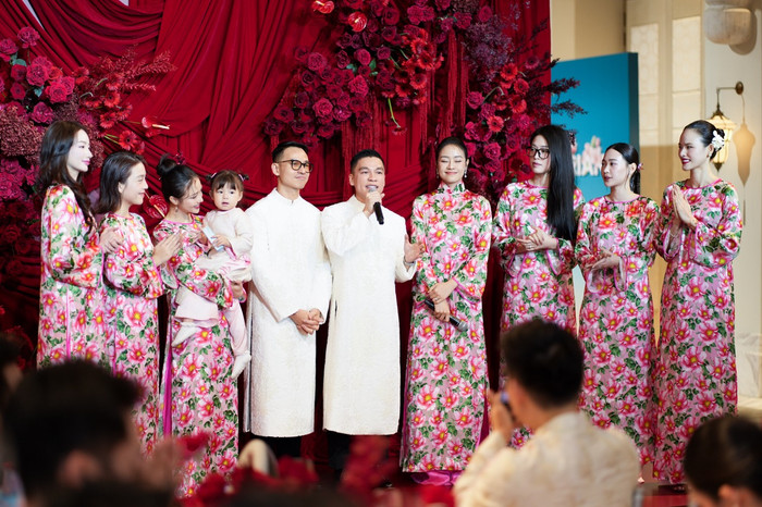 Nhà thiết kế Adrian Anh Tuấn bày tỏ sự trân trọng, gửi lời cảm ơn dành cho từng khách mời khi dành thời gian đến tham dự ngày vui của anh dù rất bận rộn. Một trong số đó là siêu mẫu Thanh Hằng – người được anh cho biết là “ít khi dự sự kiện”.