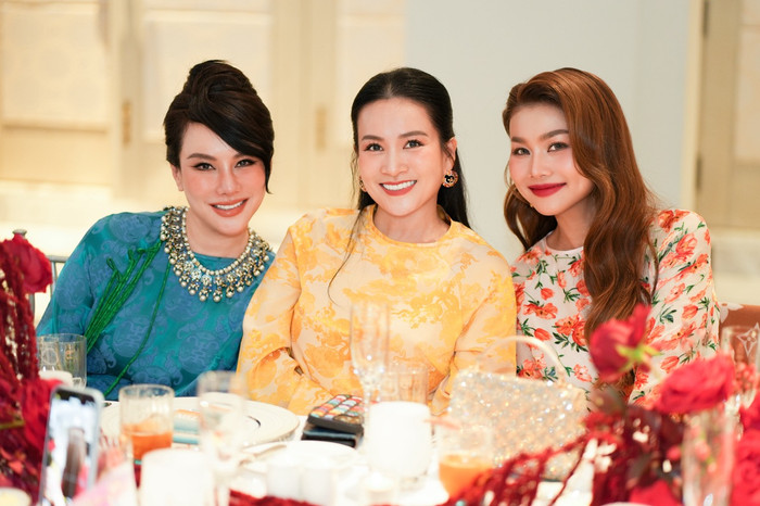 Nữ siêu mẫu được khen ngợi sắc vóc ngày càng trẻ trung dù cô đã bước sang tuổi 42. 