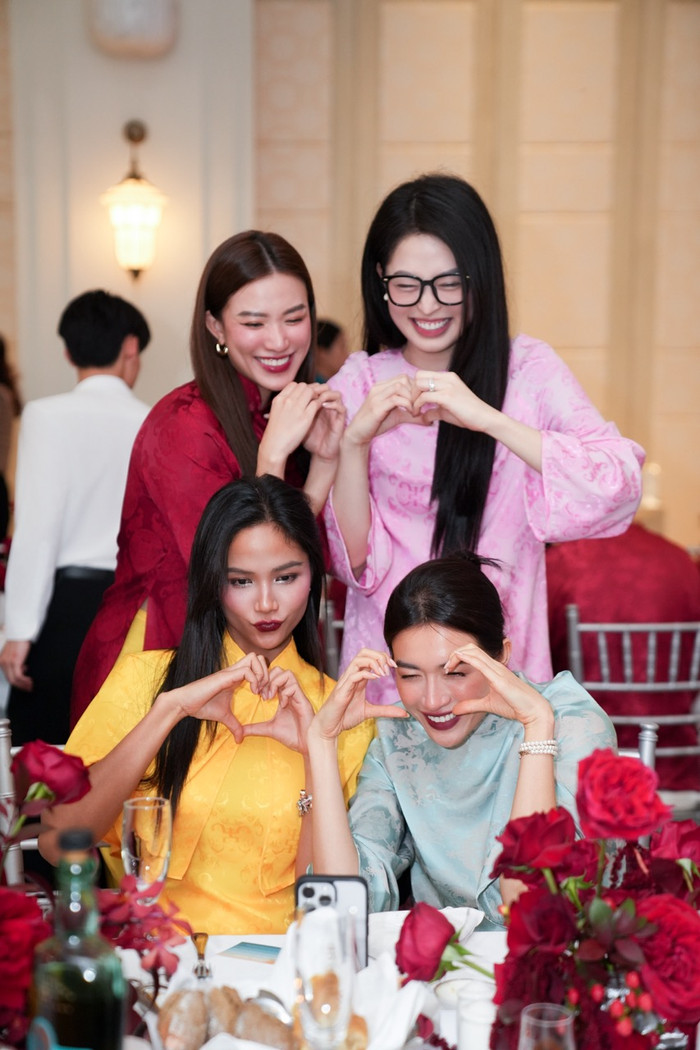 Á hậu Phương Nga (áo hồng), Kim Duyên (áo đỏ) và Lệ Hằng (áo xanh) cùng đọ sắc với Hoa hậu H'Hen Niê. 