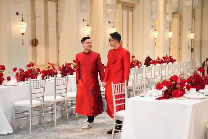 Hành trình tình yêu của Adrian và Sơn trong 10 năm qua tựa như một bản giao hưởng đầy cung bậc cảm xúc, nơi từng nốt nhạc là một kỷ niệm đẹp, từng giai điệu là một lời cam kết yêu thương”.