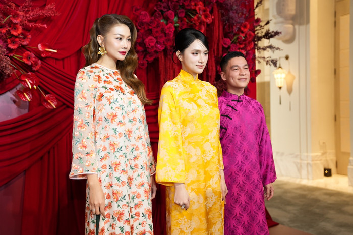 Mới đây, siêu mẫu Thanh Hằng và dàn Hoa - Á hậu, nghệ sĩ Việt có mặt tại Đà Nẵng để tham dự lễ kỷ niệm 10 năm ngày cưới của nhà thiết kế Adrian Anh Tuấn và Sơn Đoàn - cặp đôi nổi tiếng trong làng thời trang. 