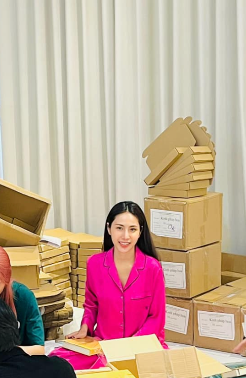 Showbiz 24h: Thuỷ Tiên diện đồ bộ ở nhà, gần như để mặt mộc khi đăng ảnh trên mạng xã hội. Ảnh: FBNV