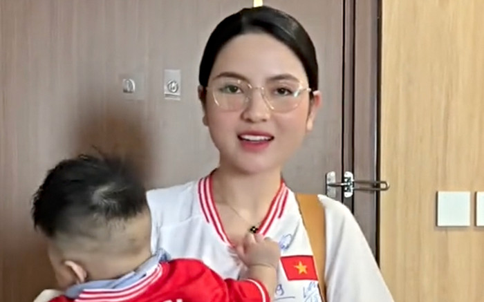 Vợ Quang Hải lại mang đồ đắt giá trong ngày đón chồng trở về Ảnh 2