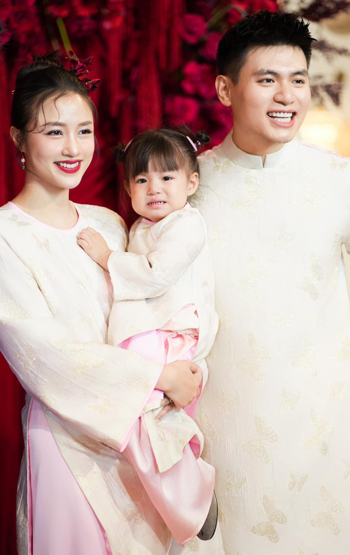 Salim vui vẻ bế con gái Pamela khi chụp hình với chồng thiếu gia. Ảnh: FBNV