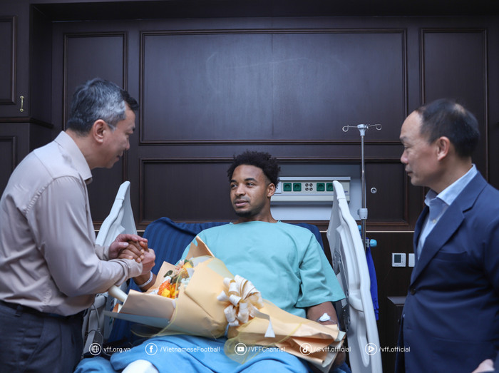 Nguyễn Xuân Son được lãnh đạo Liên đoàn bóng đá Việt Nam đến động viên. Ảnh: VFF