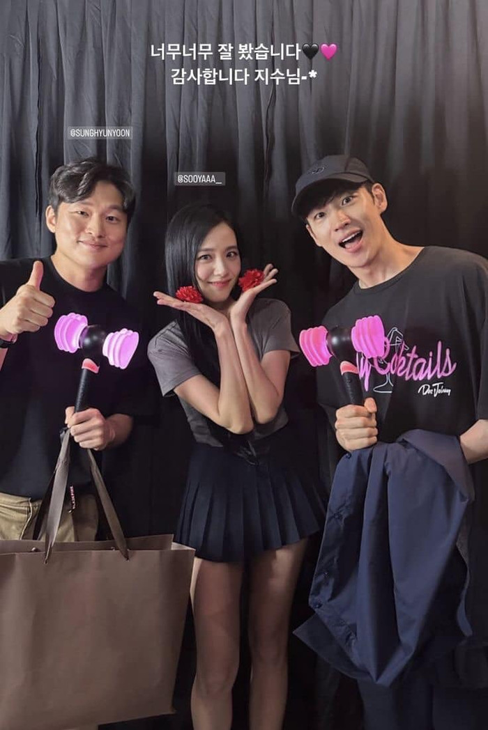 Jisoo BLACKPINK tươi tắn bên đồng nghiệp.