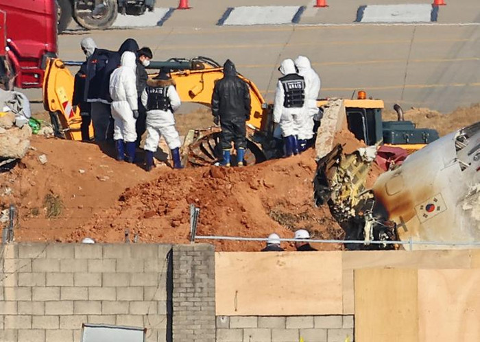 Lực lượng điều tra đang tiến hành điều tra tại hiện trường vụ tai nạn máy bay Jeju Air tại Sân bay quốc tế Muan, ngày 3 tháng 1.