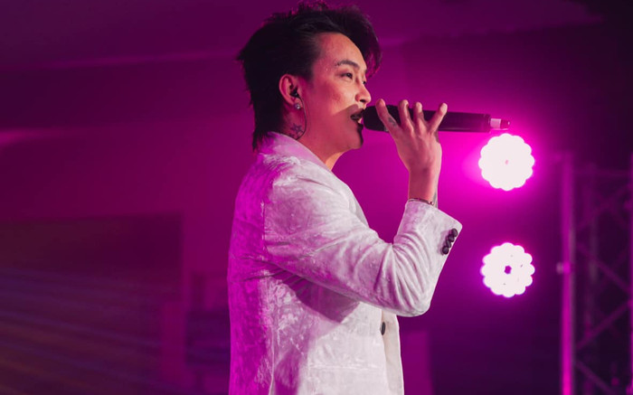 TiTi (HKT) gặp 'đối thủ' khi đi hát hội chợ Ảnh 2